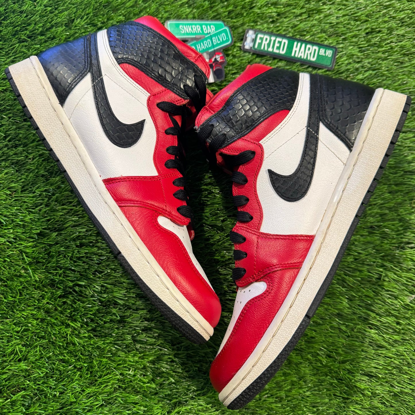 Wmns Air Jordan 1 Retro High OG 'Satin Red'