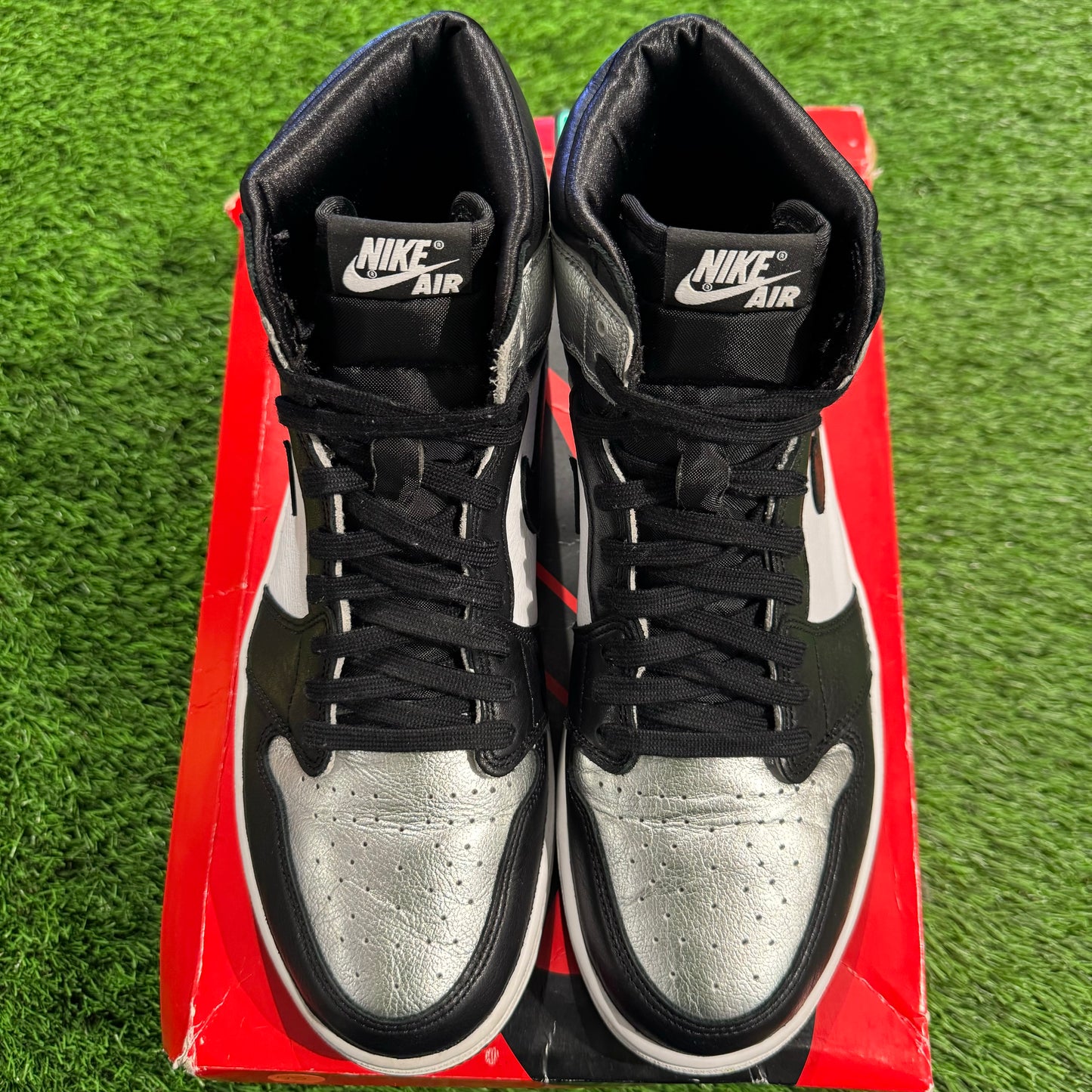 Wmns Air Jordan 1 Retro High OG 'Silver Toe'