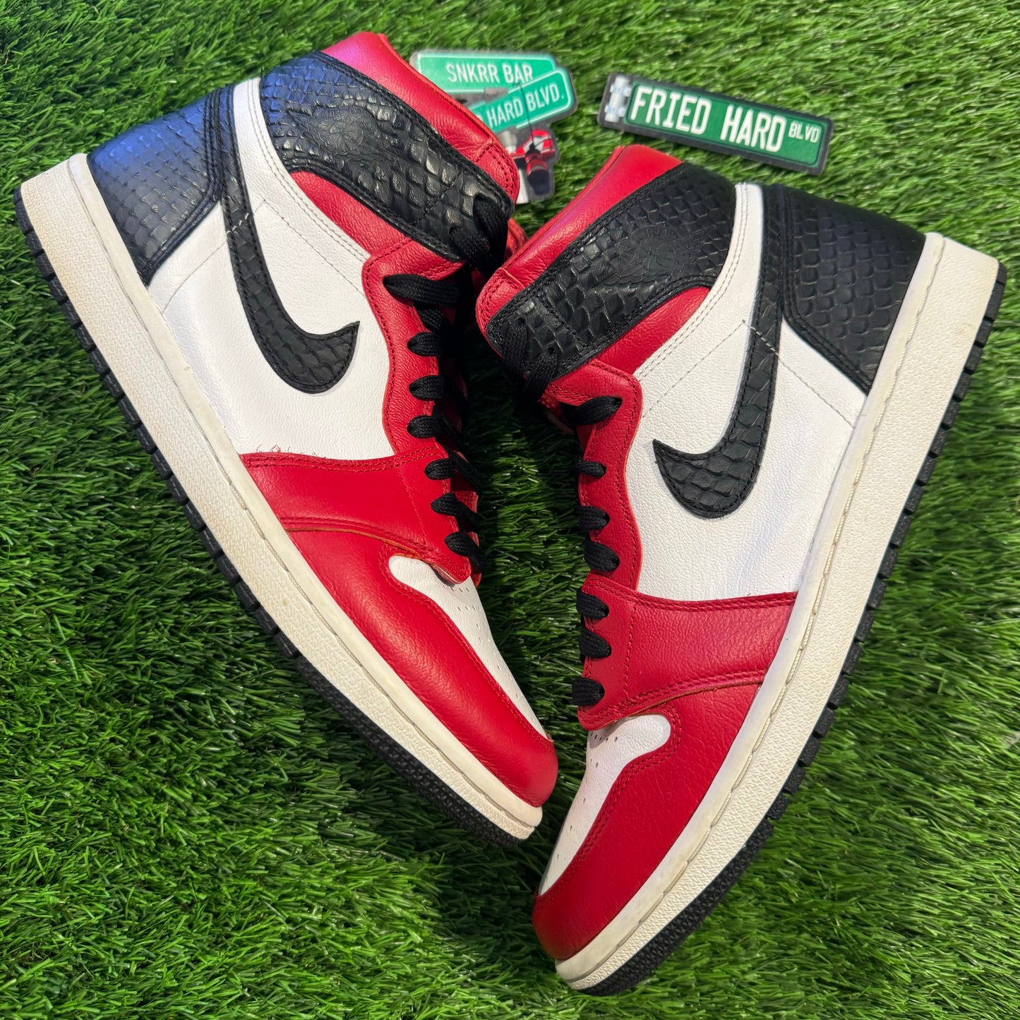 Wmns Air Jordan 1 Retro High OG 'Satin Red'