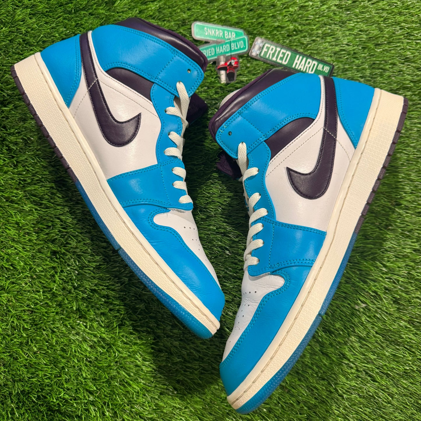 Air Jordan 1 Mid 'Hornets'