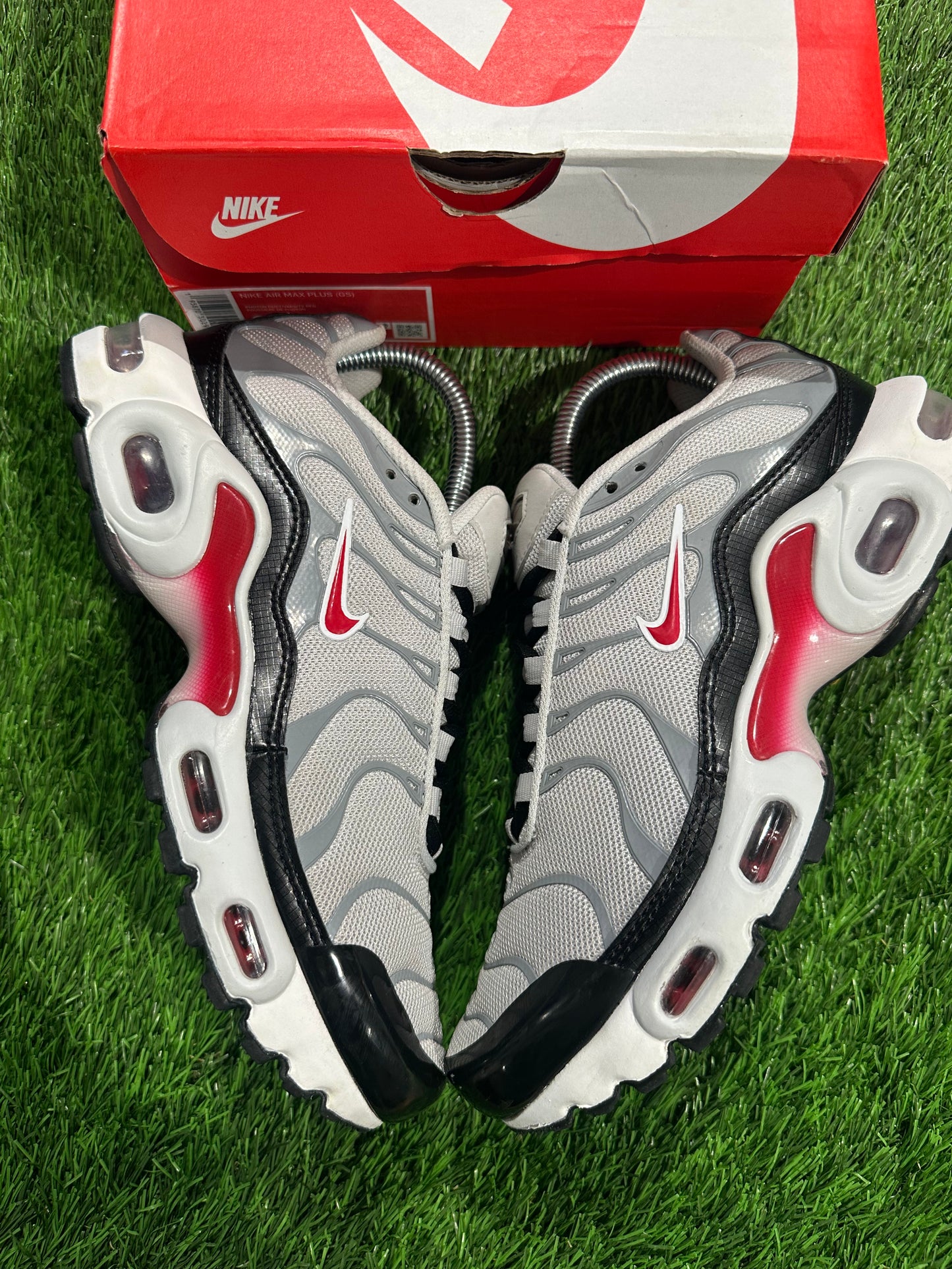 Nike Air Max Plus Photon Dust Particle Grey Black Varsity Red (GS)